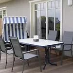 Ferienhaus Regenbogen F401 mit Kamin, Terrasse, Garten