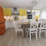 Ferienhaus Regenbogen F401 mit Kamin, Terrasse, Garten